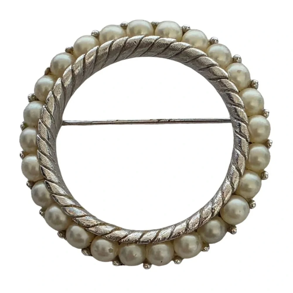 Vintage Crown Trifari‎ Silver Tone Faux Pearl Wreath Brooch